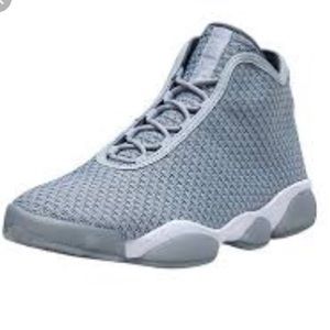 Medium Grey Jordan horizon 12 (size 6.5 in youths)